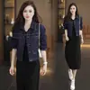 Chaqueta corta de mezclilla de principios de otoño combinada con un conjunto de vestido con tirantes, holgado y elegante, versión coreana, adelgazante y casual para personas menudas.