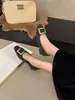 Sapatilhas rasas de bico quadrado com fivela quadrada de metal para mulheres, nova coleção outono 2025, salto grosso, salto baixo, bico quadrado, sapatos Mary Jane para o trabalho, mocassins