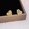 Brincos de Coração Plissados Pequenos com Micro Embellishments de Agulha de Prata, Brincos de Coração de Pêssego Modernos e Exquisitos, Brincos Elegantes e de Alta Qualidade para Mulheres