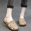 Pantuflas cerradas de cuero suave vintage versátiles de fondo plano para mujer, nuevo estilo de verano 2026, sandalias casuales tejidas a mano de suela suave