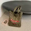 Bolsa de ombro com estampa de leopardo retrô americana, uma bolsa tote moderna e descontraída perfeita para estudantes, férias e passeios casuais