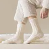 Calcetines de coral para hombre sin pelusa suministro directo de fábrica calcetines de tubo lisos de medio terciopelo para hombre calcetines para dormir para hombre calcetines de piso