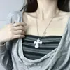 Collar Doble Cruz Estilo Francés Lujo Ligero para Mujer, Colgante de Resina con Diseño Único, Cadena Clavicular de Nicho, Accesorio de Cuello Dulce y Fresco
