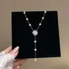 Collar con Colgante de Flor de Rosa de Alta Gama con un Toque de Lujo, Cadena para Clavícula de Perlas de Imitación de Lujo Ligero de Nicho para Mujer, Nuevo Modelo de Cadena para el Cuello 2026