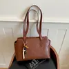 Otoño 2026 Nuevo Estilo Coreano Moderno y Elegante Bolso Sencillo para el Hombro Color Sólido Bolso de Hombro para Viajes Cotidianos Retro al por Mayor Bolso para Mujer