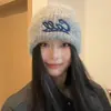 Gorro de Punto Bordado con Letra Estilo Coreano Ins para Mujer, Nuevo Otoño e Invierno Cálido Versátil Protector de Orejas de Lana para Circunferencia de Cabeza Grande