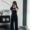 Marca Americana Sexy de Moda Cuello en V Hombro Derecho Manga Corta Camiseta para Mujer Verano 2025 Top Delgado Estampado con Letras de Alta Gama