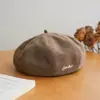 Boina de lana simple bordada con letras estilo coreano para mujer, sombrero de calabaza retro otoño/invierno, sombrero octogonal versátil, sombrero de pintor