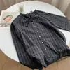 2026 Verão Little Red Book Gola de Renda Algodão Xadrez Azul-Cinza Camisa Emagrecedora e Iluminadora Roupa para o Trabalho Top de Verão