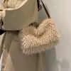 Nueva bolsa de mano de peluche estilo japonés otoño 2026 coreana, popular para ir al trabajo, bolsa de hombro de nicho para mujer