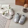 Tênis infantis antiderrapantes de sola macia, novo modelo de outono para meninas, sapatos casuais florais fofos com velcro, sapatos leves para meninas