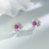 Brincos de Prata Esterlina S925 com um Design de Cruz de Luxo Leve, Estilo Vintage Francês, Cravejados com Zircônia Vermelha, Joias Únicas e Elegantes