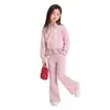 Conjunto de otoño para niña: un conjunto de dos piezas informal de estilo preppy con colores contrastantes
