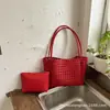 Bolsa de playa tejida hueca de venta caliente para mujer, nuevo modelo 2026, bolso de hombro exquisito, bolsa de playa casual para vacaciones