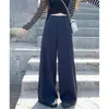 Foto real dos novos calças pantalona com design outono 2026 para mulheres, com zíper lateral e corte solto e casual, modelo 17744