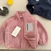 Jaqueta Lisa Infantil 2026 Outono/Inverno Novo Estilo para Meninos e Meninas Crianças Pequenas e Médias Zíper Gola Alta Tendência Top Cardigan de Bebê Estiloso