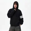 Moletom com capuz em tricô waffle estilo americano com três listras e color-blocking, criando um visual descontraído e casual, perfeito para o outono e como um look de casal.