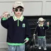 Ropa de otoño para niños, ropa infantil de calidad de exportación, nueva colección de otoño 2026, sudadera con logo de cuadrado verde para niños, prenda interior de manga larga para bebés y niños pequeños, estilo moderno