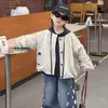 Conjunto de tres piezas nuevo de otoño 2026 para niños: Ropa exterior holgada estilo coreano, camisa a cuadros con capucha y pantalones vaqueros con estampado de estrellas