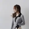 Suéter gola polo de fio fiado com núcleo colorido para mulheres, top de malha slim fit de outono com cores contrastantes