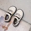 Zapatos de cuero para niñas 2026 primavera y otoño nuevo estilo mariposa zapatos casuales para niños con suelas suaves, antideslizantes, zapatos de vestir de moda para niños mayores
