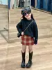Invierno 2024 nuevo ropa infantil coreana para niña suéter de punto brillante de moda top falda larga roja falda de lana