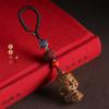 Colgante de llavero con colgante creativo de Buda del zodiaco con ocho santos patronos tallado en madera de sándalo verde