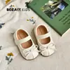 Sapatos de couro estilo princesa para bebê menina, novos sapatos de primavera e outono com sola macia para bebês, sapatos infantis antiderrapantes, sapatos de outono respiráveis