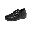 Zapatos Individuales Retro con Hebilla de Velcro con Aumento Interno de Altura de 5 cm Otoño/Invierno 2026 Nuevo Estilo Coreano Suela Gruesa Calzado de Exterior Zapatos Pequeños de Cuero