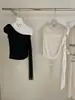 WGWE9335 Ropa de Mujer de las Trece Líneas de Guangzhou Verano 2026 Nuevo Estilo Estilo Ligeramente Maduro Cuello Asimétrico Hombros Descubiertos Cintura Ceñida Top de Manga Corta