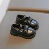 Zapatos Pequeños de Cuero para Niñas 2025 Primavera y Otoño Nuevo Estilo Coreano Zapatos de Princesa con Lazo y Encaje Superficie Suave Suela Suave Zapatos de Frijol para Bebé