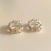 Pendientes de Margarita Pequeña para Mujer 2025 Nuevo Modelo Lujo Ligero Diseño de Nicho Pendientes de Gama Alta Pinzas para Orejas Versátiles para Mujer Exquisito Diseño Floral