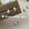 Joyería plateada juvenil y dulce estilo coreano Plata de ley S925 aretes tridimensionales de croissant aretes lindos simples versátiles