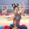 Adereços Tradicionais de Dança Chinesa para Fotografia ao Ar Livre: Pandeiro de Estilo Antigo com Fitas Coloridas e Borlas, Estilo Tang e Estilo Dunhuang