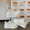 Zapatillas blancas para mujer con suela de plataforma, novedad versátil otoño 2026, puntera redonda, ligeras, cómodas, zapatillas deportivas