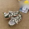 Zapatos de entrenamiento alemanes para exteriores de suela blanda en color verde para mujer, nuevos zapatos Cortez ligeros de otoño 2026, zapatillas casuales con cordones de bloques de color