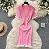Vestido de Tricô Suave com Decote V e Babados Estilo Francês, Versão Coreana Vestido Feminino de Manga Curta com Botões Metálicos, Vestido Curto Emagrecedor para Figuras Baixas
