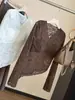 Camisola de encaje estilo francés, sofisticada y seductora, un nuevo diseño de otoño que es entallada, favorecedora y elegante, con un bajo asimétrico