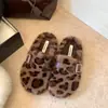 Pantuflas de felpa de lana de cordero para mujer, de suela gruesa, aptas para usar en exteriores, nuevos zapatos de algodón cálidos de felpa para otoño e invierno, de altura versátil que aumenta la estatura