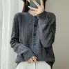 Novo Cardigã Jaqueta Tricotado Feminino Outono/Inverno com Gola Redonda em Tencel e Lã, Detalhe de Pontos Florais Torcidos e Botão Preto, Suéter Rejuvenescedor