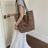 Bolso de mano bordado de dachshund con estampado de leopardo vintage, bolso de hombro de gran capacidad, diseño casual, bolso tote de doble cara