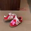 Zapatos Infantiles Qqo Colección Primavera 2026 Color Caramelo Piel Genuina Zapatos de Entrenamiento Alemanes para Niñas con Suelas Suaves y Versión Ab Floral Tenis Deportivos