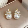 Pendientes de Perla con Lazo Chapados en Oro Real de 14k Lujo Ligero Moda de Gama Alta Diseño de Cierre de Pendiente Sentido de Diseño Accesorios de Pendientes de Nicho para Mujeres