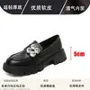 Sapatos femininos de couro com sola grossa e escondida 2024 Novos mocassins estilo britânico slip-on com strass e couro envernizado preto