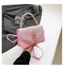 Bolsa Quadrada Pequena Personalizada Vintage Nova Moda Verão 2024 Bolsa de Ombro Brilhante com Fivela de Cadeado para Comutador Crossbody Bolsa Feminina