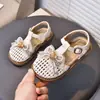 Sandalias tejidas caladas con lazo de encaje para niña 2026 Verano Punta cerrada Sandalias de princesa con perlas Zapatos de playa Modernas