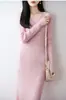 Nueva colección de otoño e invierno: Vestido de punto de manga larga con cuello en V de lana pura, con textura acanalada, corte ajustado, silueta favorecedora, versátil y hasta la rodilla.