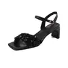 Sapatos Femininos de Bico Aberto 2024 Novos Salto Grosso Bico Quadrado Bico Aberto Fivela Única com Lantejoulas Douradas Sandálias de Salto Alto Sapatos de Tamanho Grande