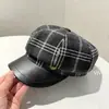Chapéu Octogonal Estilo Coreano com Aba de Couro PU, Xadrez Retrô com Letras, Pequena Etiqueta, para Mulheres no Outono e Inverno, Estilo de Viagem, Versátil, Chapéu Newsboy