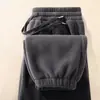 Pantalones de forro polar doble para hombre, diseñados para uso en exteriores, con puños elásticos, forro de forro polar y grosor adicional para abrigar, un nuevo estilo de pantalones de invierno forrados de forro polar